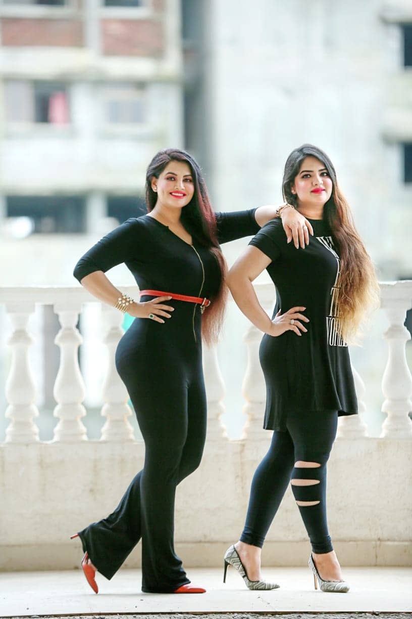 khushi gadhvi with her sister